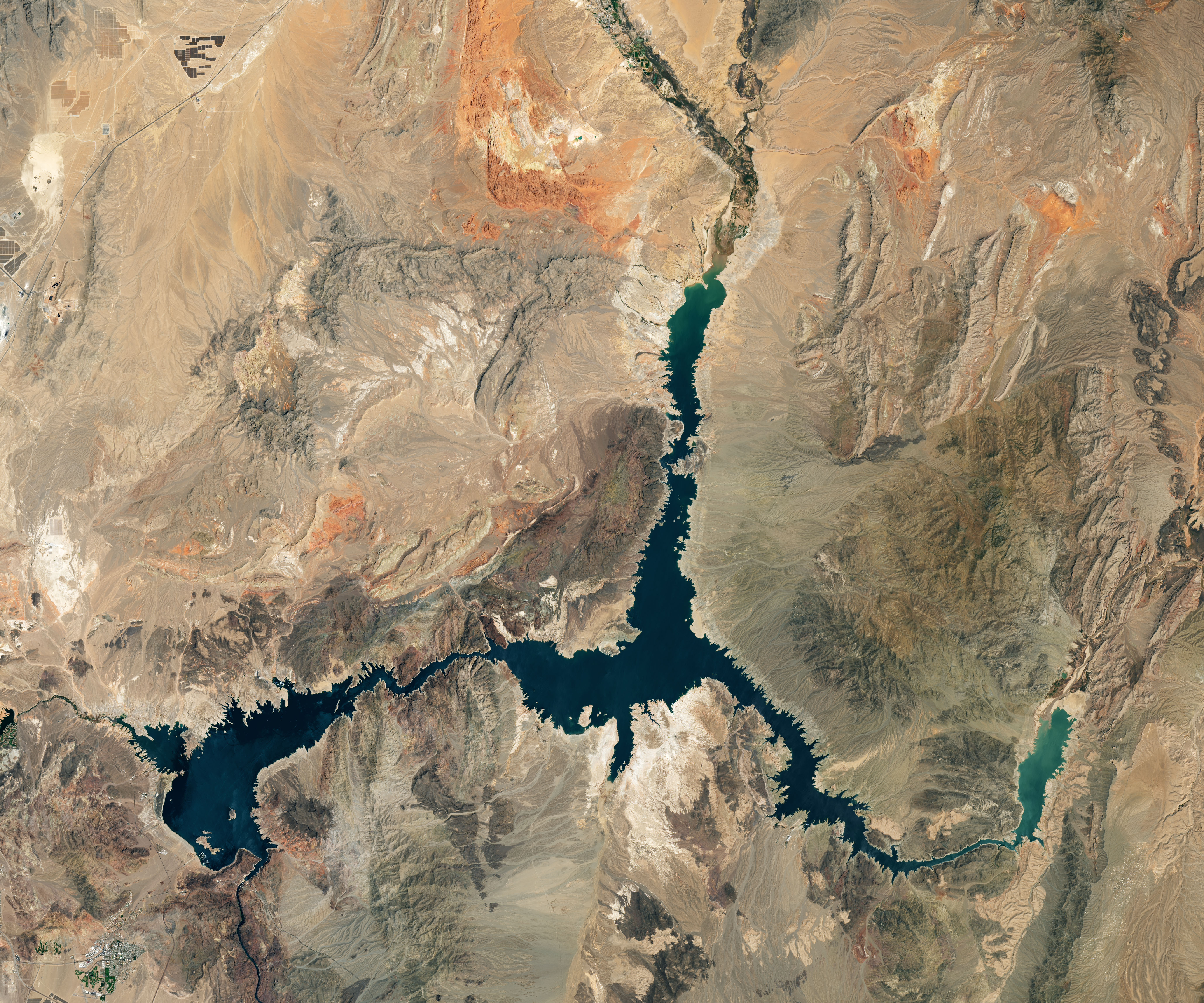 Landsat 9 拍摄的美国米德湖，深蓝色水体与周围干旱地貌形成鲜明对比。